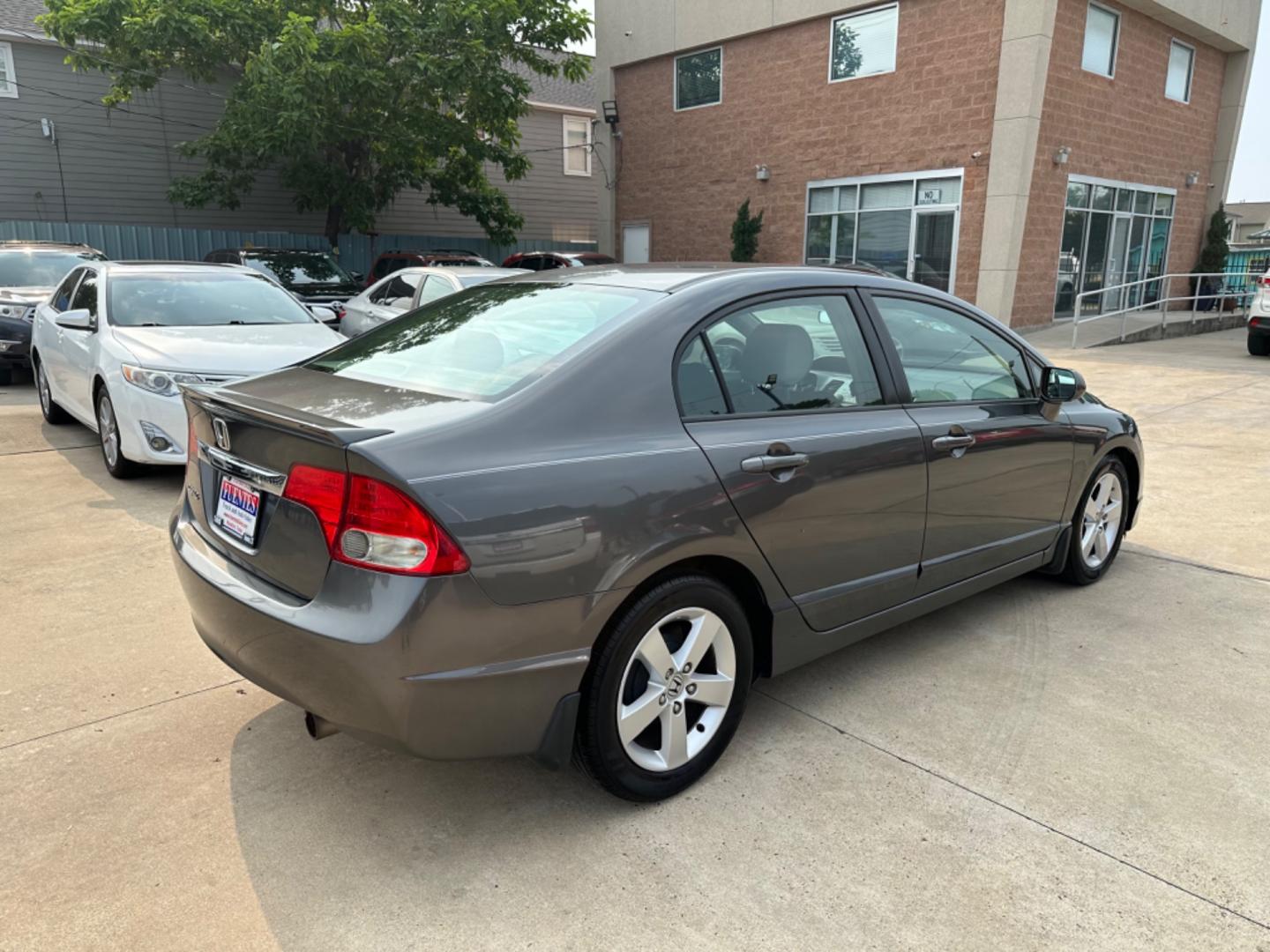 2010 Beige /Silver Honda Civic (2HGFA1F6XAH) , located at 1501 West 15th St., Houston, 77008, (713) 869-2925, 29.797941, -95.411789 - Photo#2